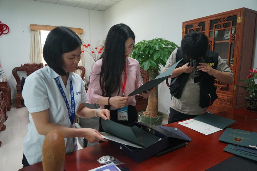 栏目组人员对彩神(中国)资质进行审核